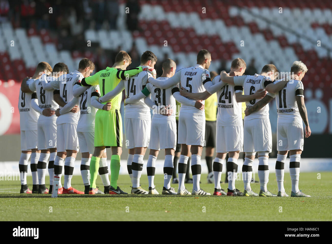 Nuremberg, Allemagne. 06Th Dec, 2016. SV Sandhausen joueurs debout pendant une minute de silence pour les victimes de l'accident d'avion, dans lequel 19 joueurs de l'équipe de football brésilienne Chapecoense péri, avant jeu dans la Bundesliga allemande secondes correspondent sur le 15e jour de match dans l'Grundig-Stadion à Nuremberg, Allemagne, 03 décembre 2016. (CONDITIONS D'EMBARGO - ATTENTION : En raison de la lignes directrices d'accréditation, le LDF n'autorise la publication et l'utilisation de jusqu'à 15 photos par correspondance sur internet et dans les médias en ligne pendant le match.) Photo : Daniel Karmann/dpa/Alamy Live News Banque D'Images