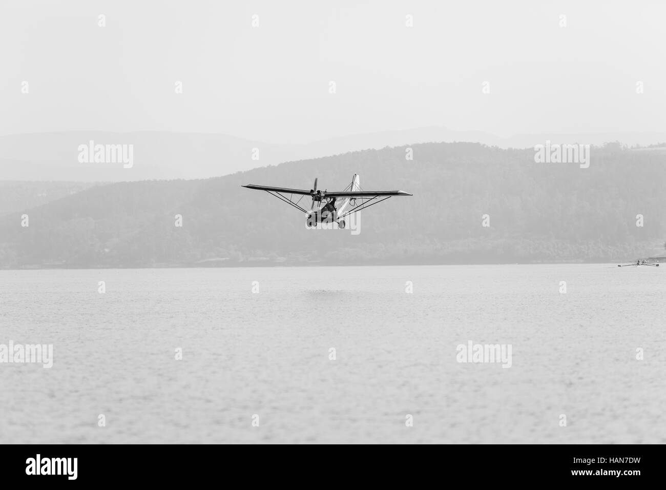 Pilote ULM avion avions volant à basse altitude au-dessus du lac photo campagne eaux Banque D'Images