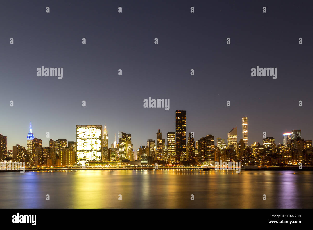 Skyline de Manhattan à New York par nuit Banque D'Images