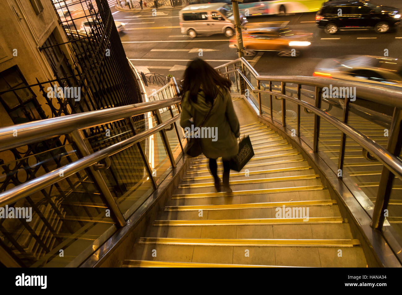 Une femme marche dans les escaliers Huaihai Road Shanghai China Banque D'Images