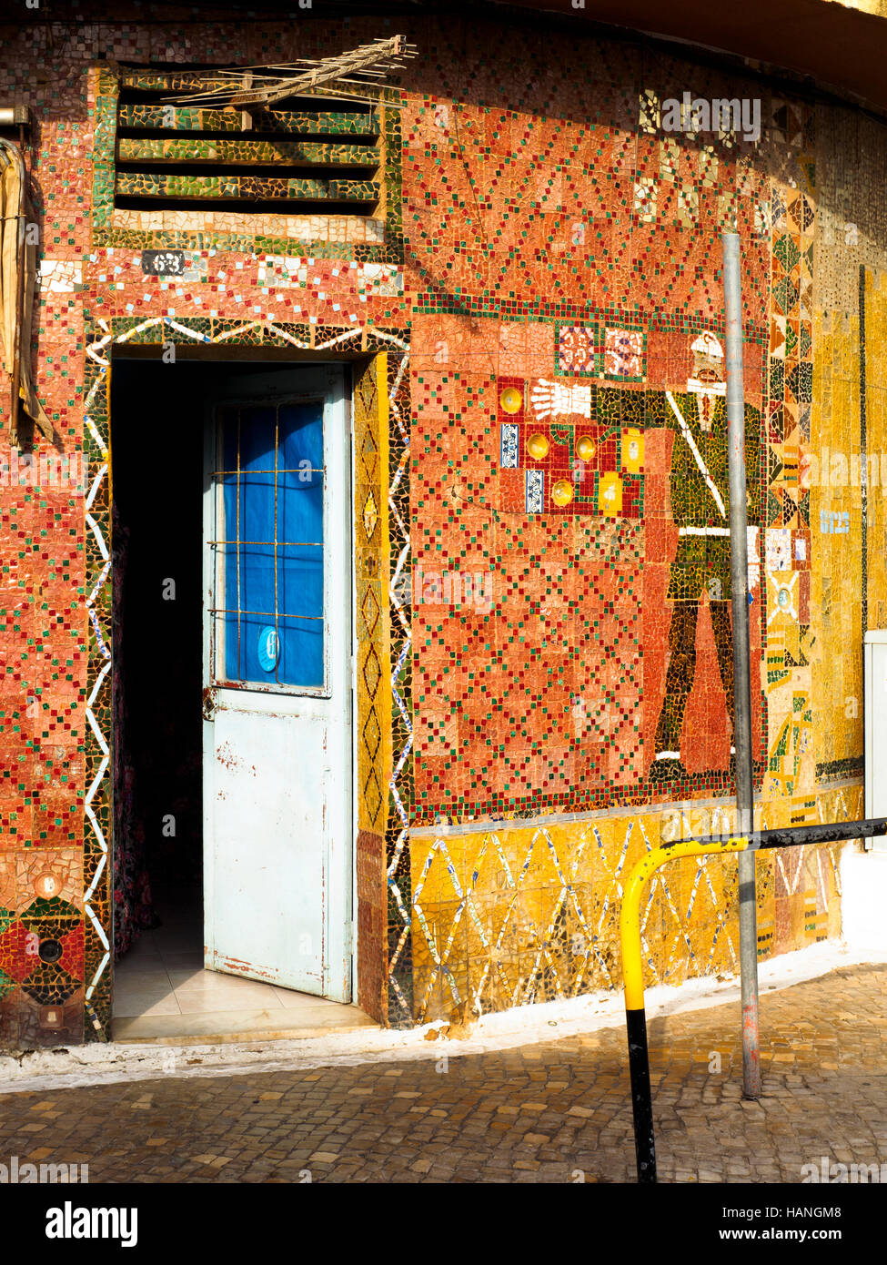Sa façade est décorée de carreaux à Quarteira - Algarve, Portugal Banque D'Images
