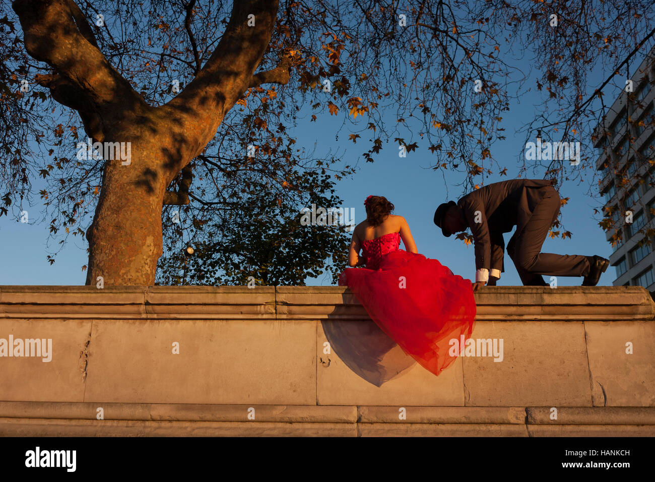 Un jeune couple se remettre eux-mêmes après avoir posé pour des photos de mariage sur la Southbank, le 29 novembre 2016, à Londres en Angleterre. Banque D'Images