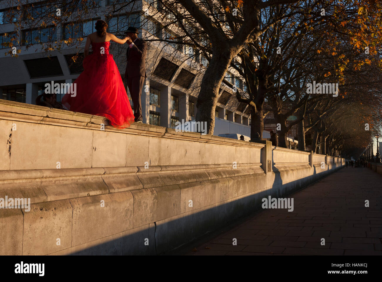 Un jeune couple de poser pour des photos de mariage sur la Southbank, le 29 novembre 2016, à Londres en Angleterre. Banque D'Images