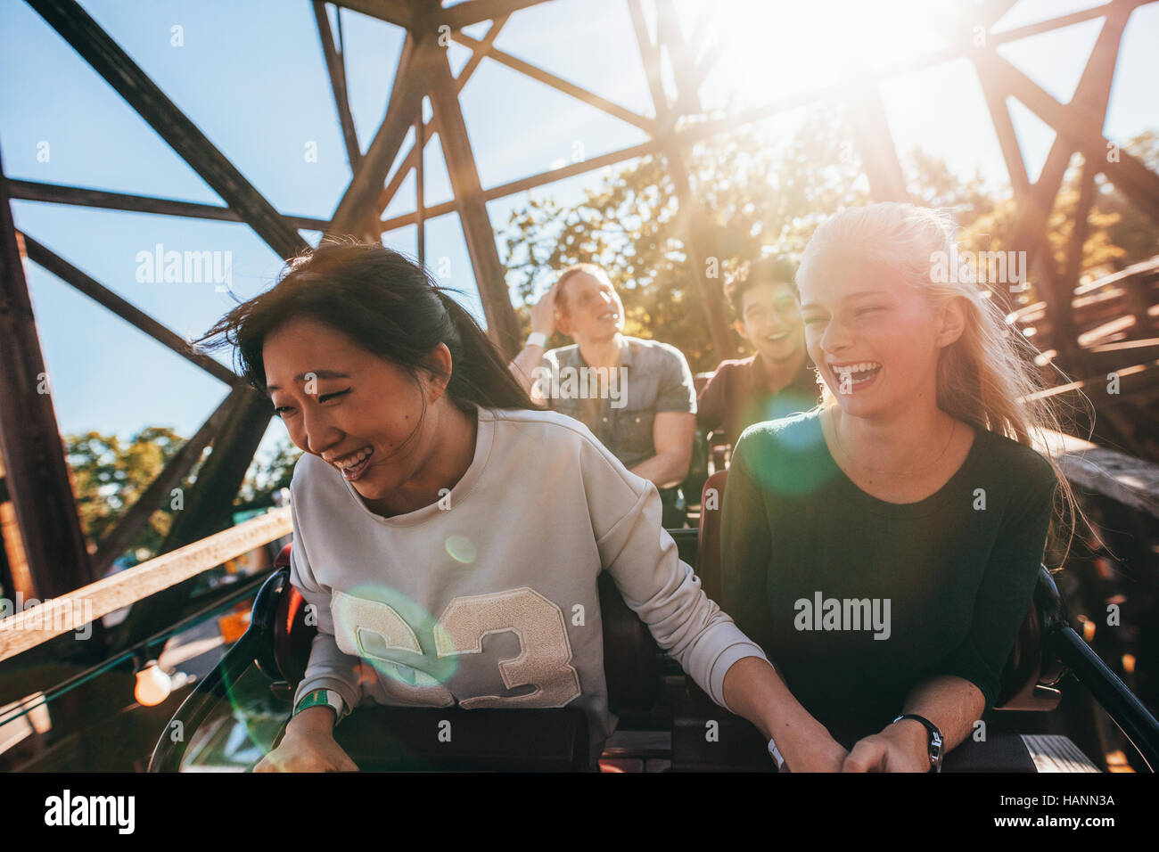 Les jeunes dans une aventure pleine d'roller coaster ride au parc d'amusement. Groupe d'amis s'amusant à la juste. Banque D'Images