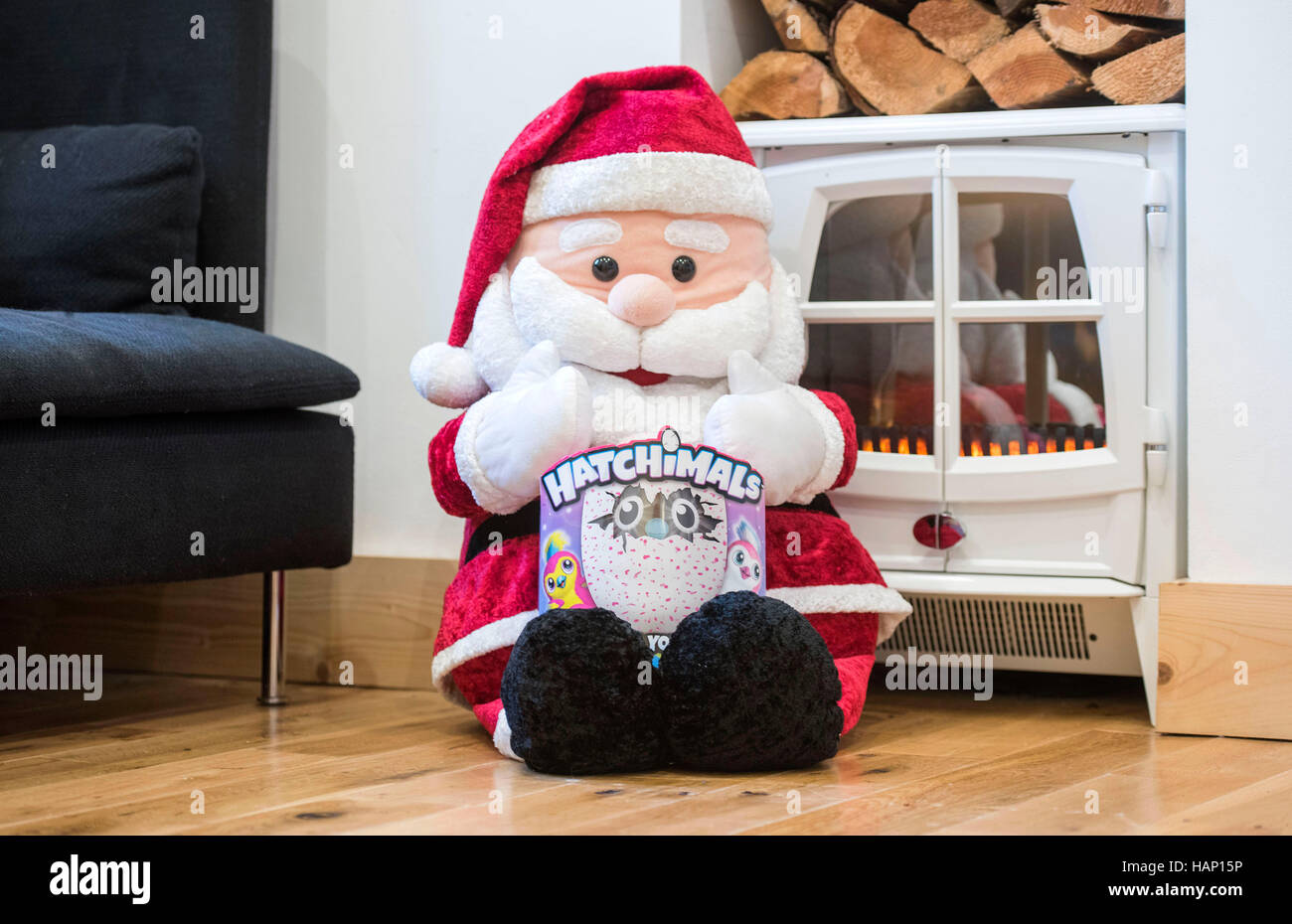 Hatchimals - doit avoir le jouet de Noël de 2016 Photo Stock - Alamy