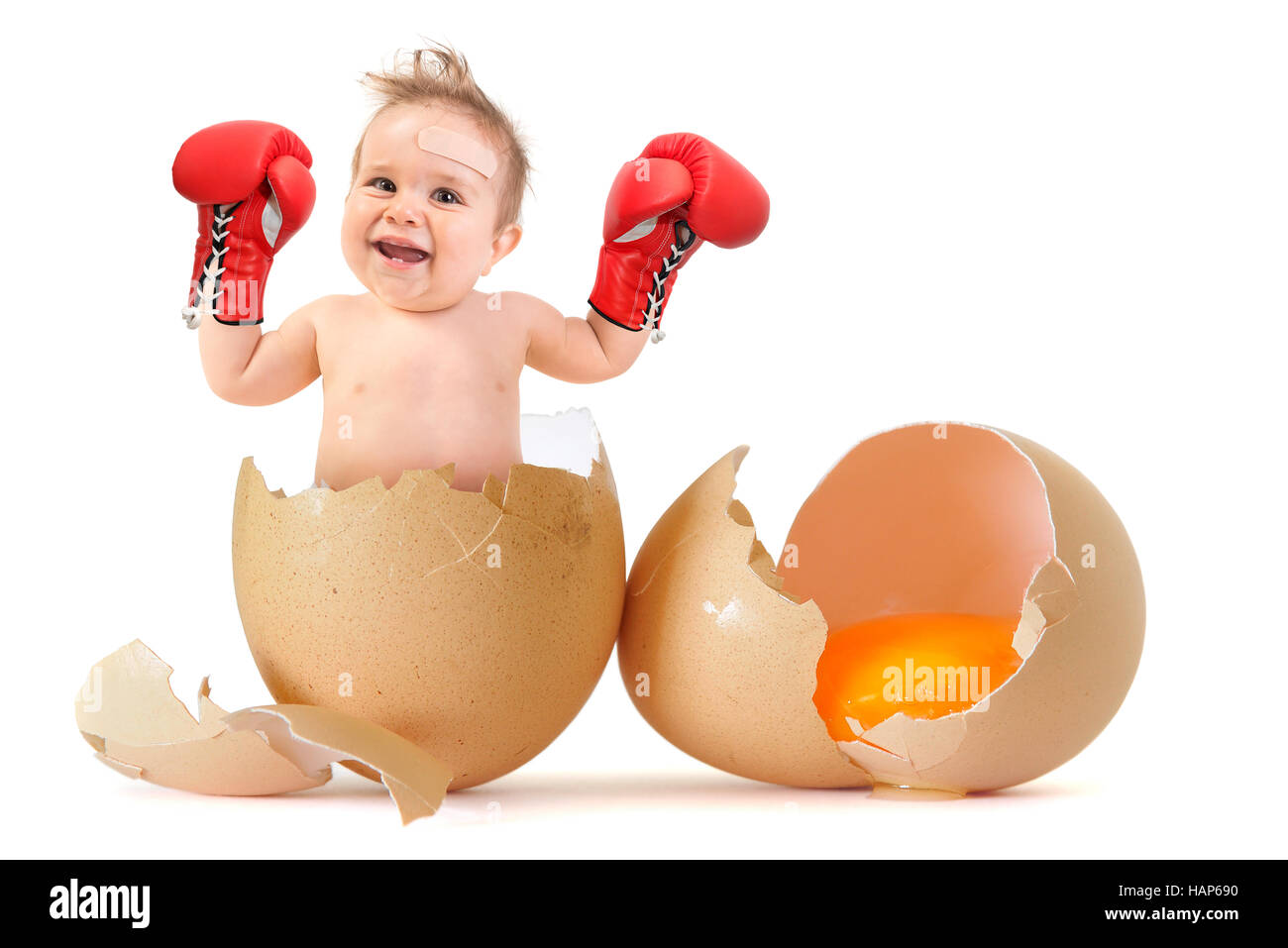 Magnifique petit garçon avec des gants de boxe briser l'oeuf Banque D'Images