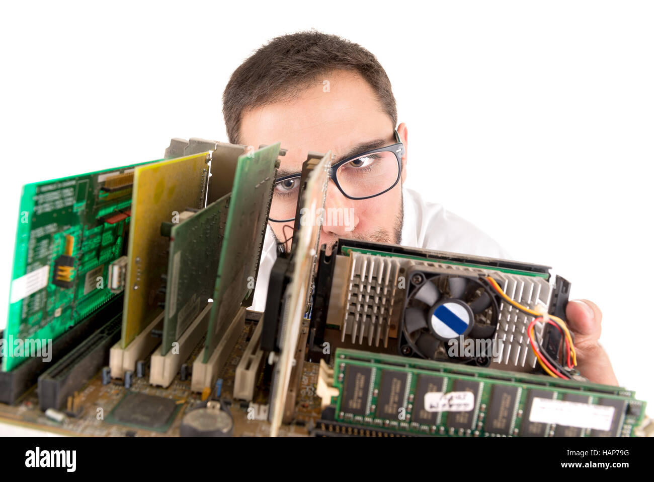 Ingénieur Nerd posant avec les composants d'un ordinateur isolé dans un fond blanc Banque D'Images