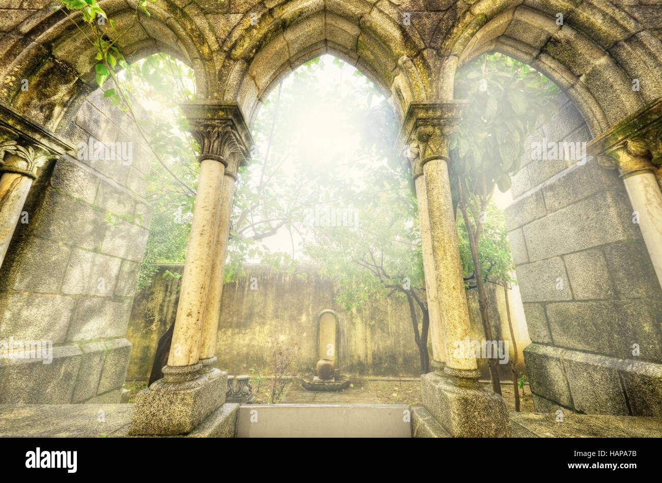 Ancient arches gothiques dans l'entraide. Paysage de fantaisie à Evora, Portugal. Banque D'Images