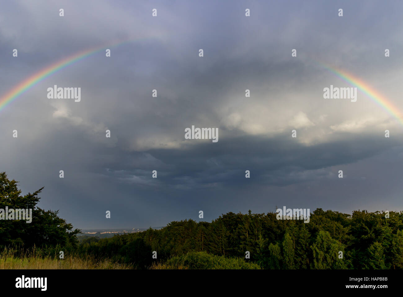 A Broken Rainbow et menaçants nuages sombres Banque D'Images