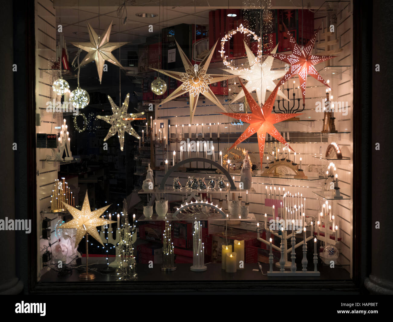 Lumières de Noël dans la vitrine de l'affichage, Bergen, Norvège. Banque D'Images