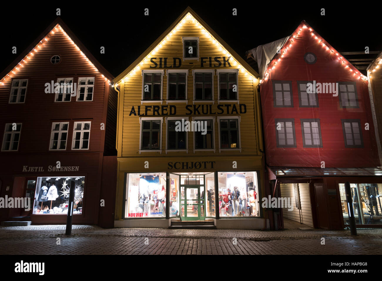 Les lumières de Noël au Bryggen bâtiments commerciaux sur le quai du port de Vagen, Bergen, Norvège. Banque D'Images