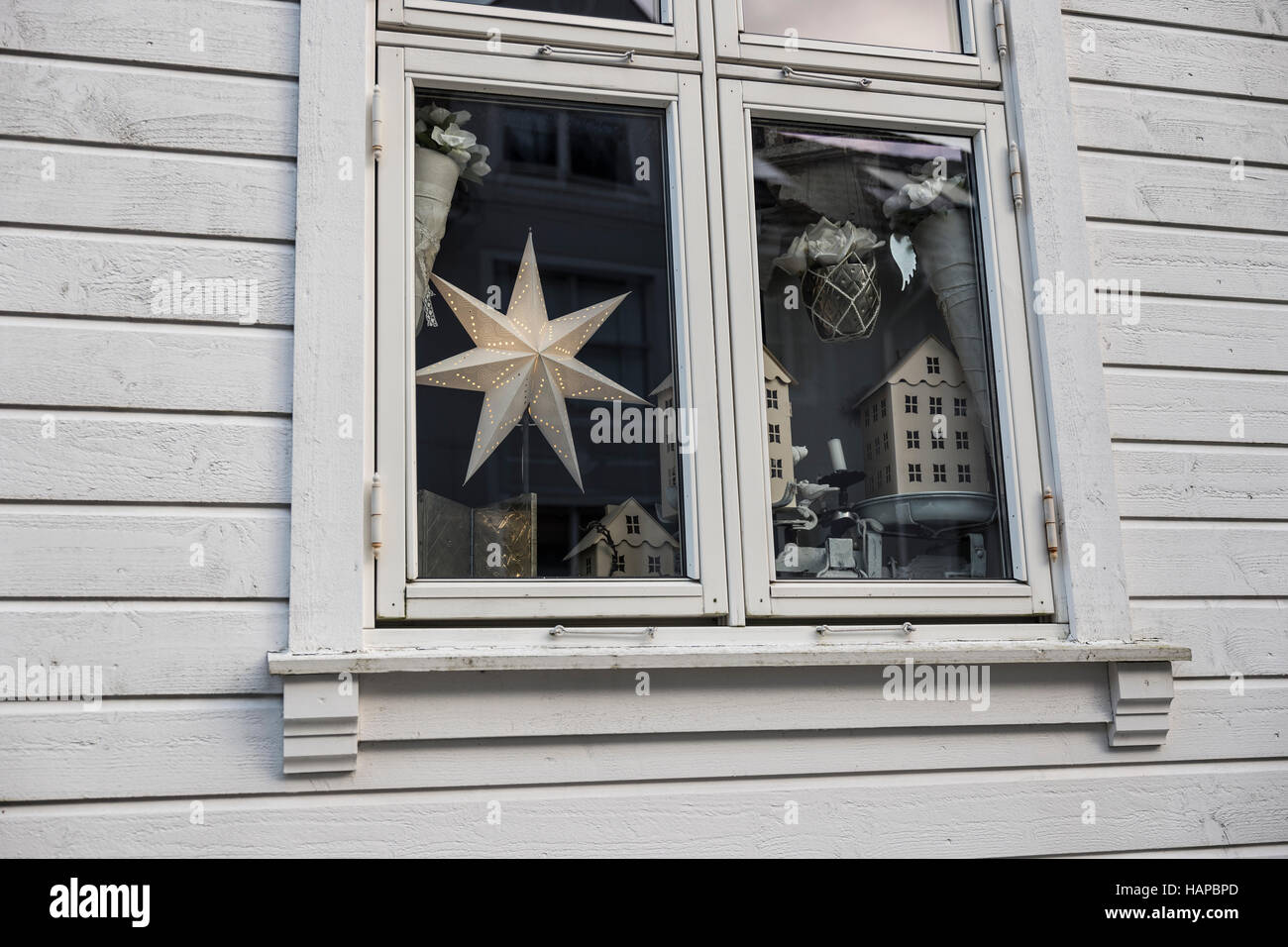 Fenêtre de Noël dans une maison norvégienne, Bergen, Norvège. Banque D'Images