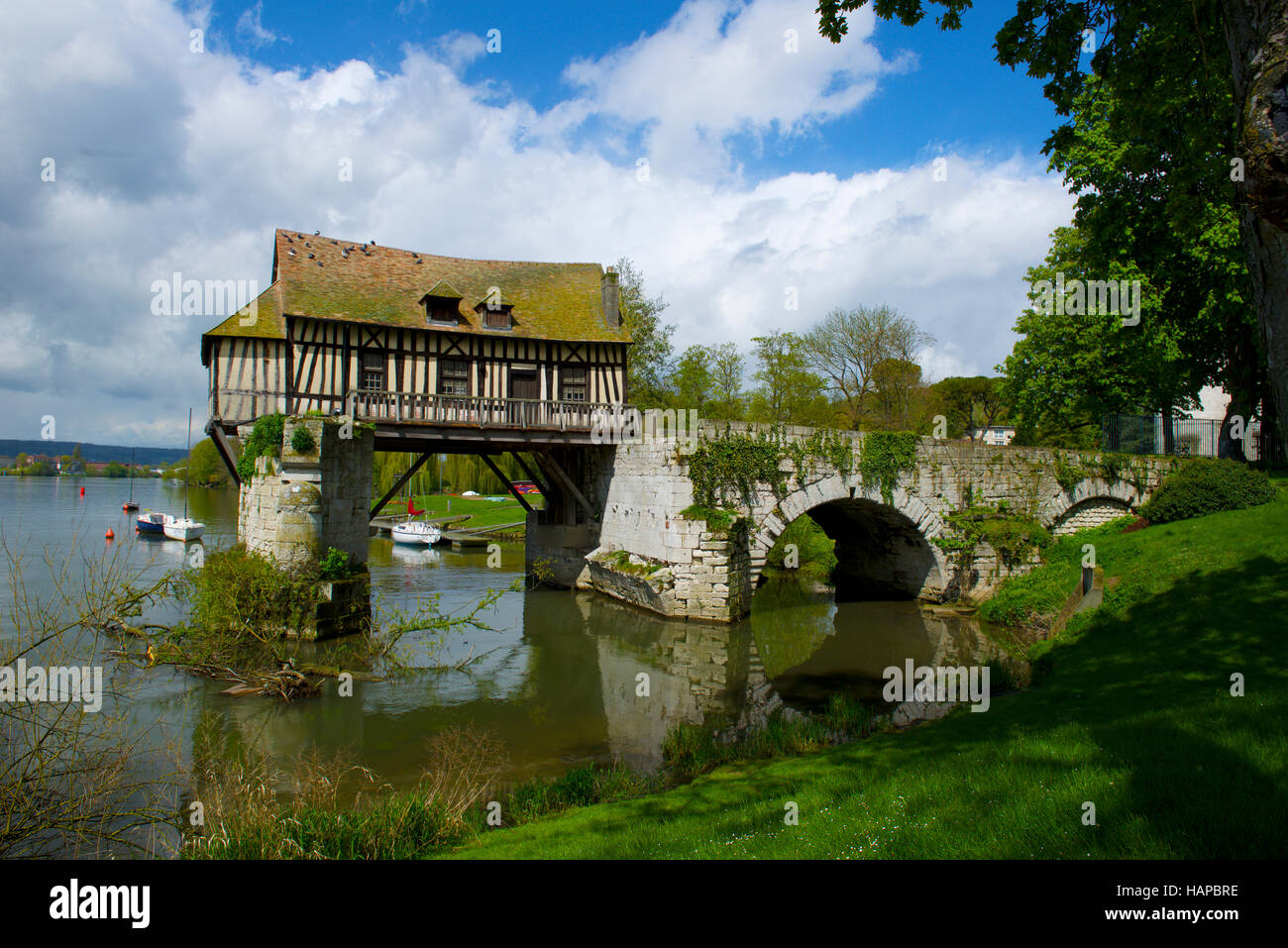 Habitation d'un pont près de Château de tourelles, Vernon, France Banque D'Images