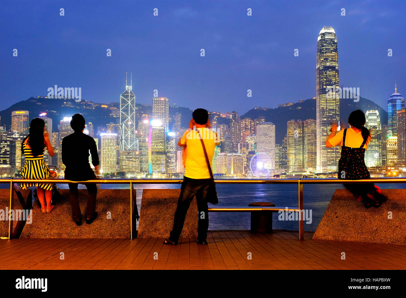 Tourisme dans le port de Victoria à regarder l'horizon de Hong Kong, Hong Kong, Chine Banque D'Images