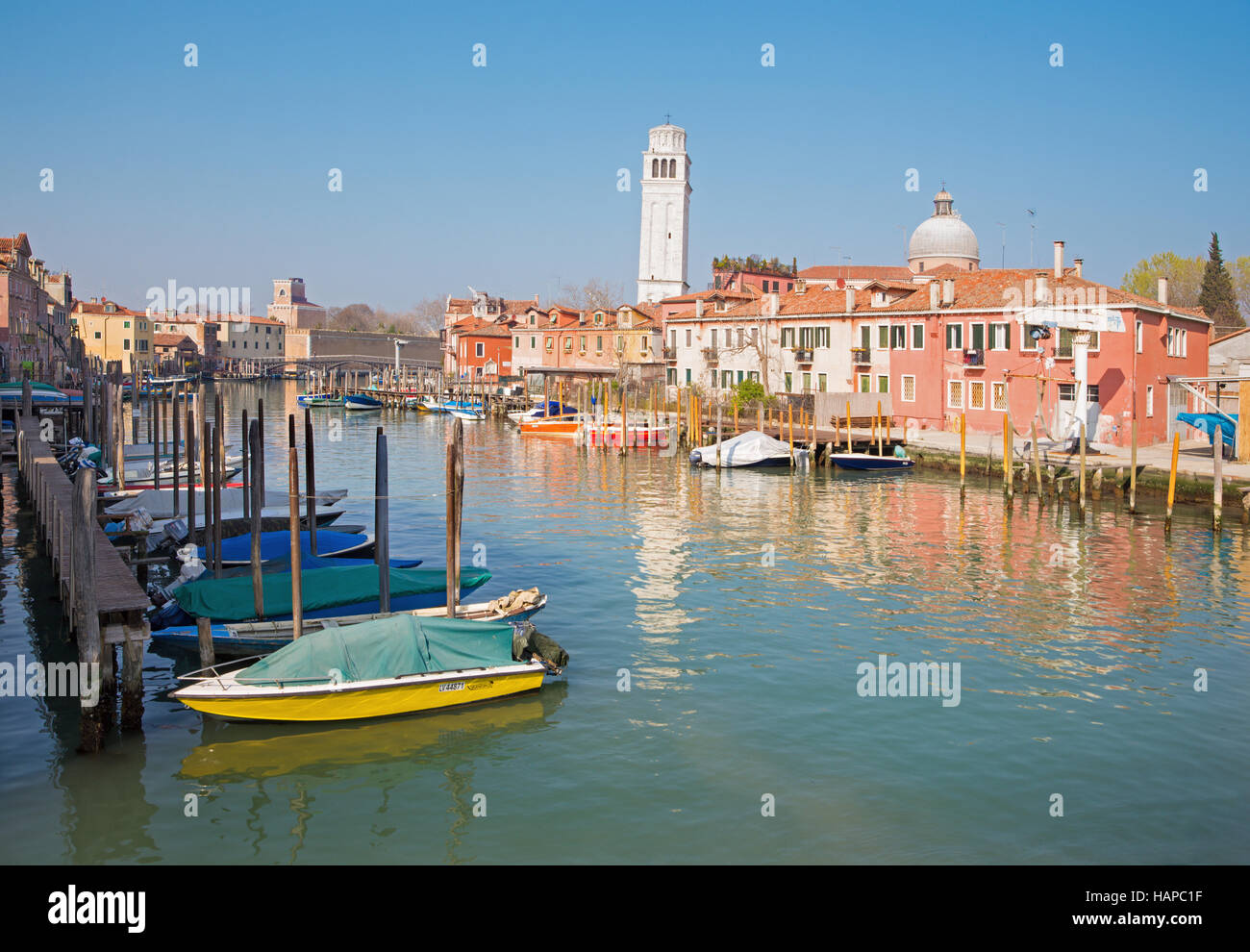 Venise, Italie - 14 mars 2014 : Canal et Islad et l'église San Pietro di Castello. Banque D'Images