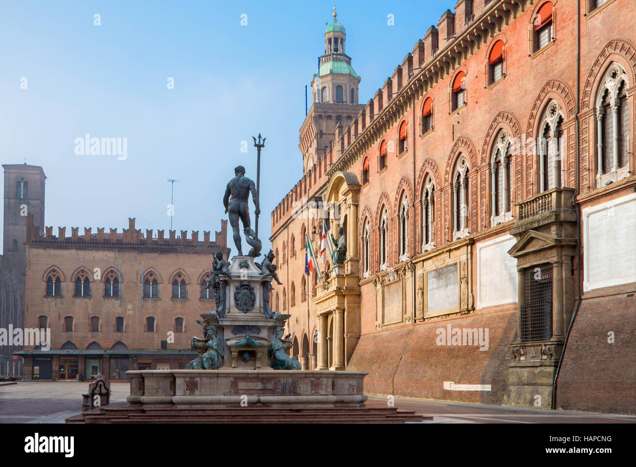 Bologna - Fontana di Nettuno ou fontaine de Neptune sur la Piazza Maggiore et Palazzo Comunale dans fogy matin Banque D'Images