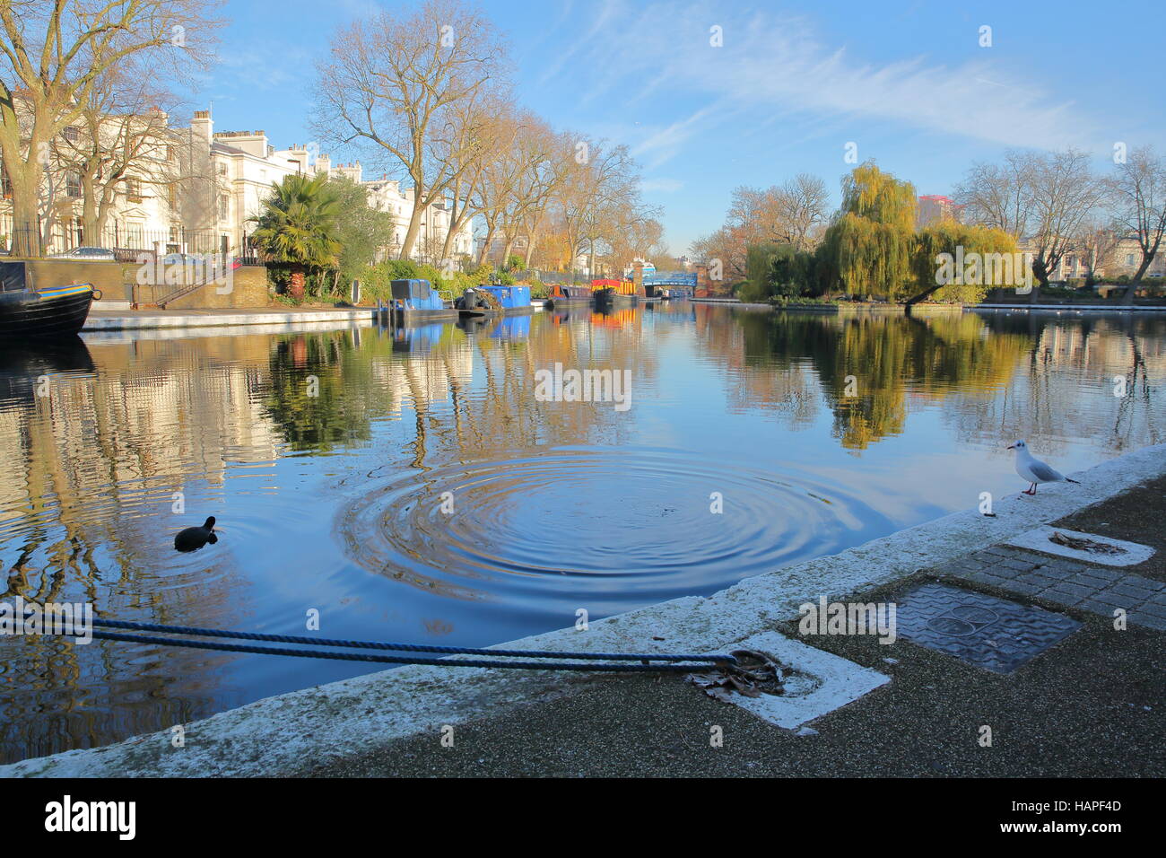 LONDON, UK : réflexions dans la petite Venise avec des barges le long des canaux Banque D'Images