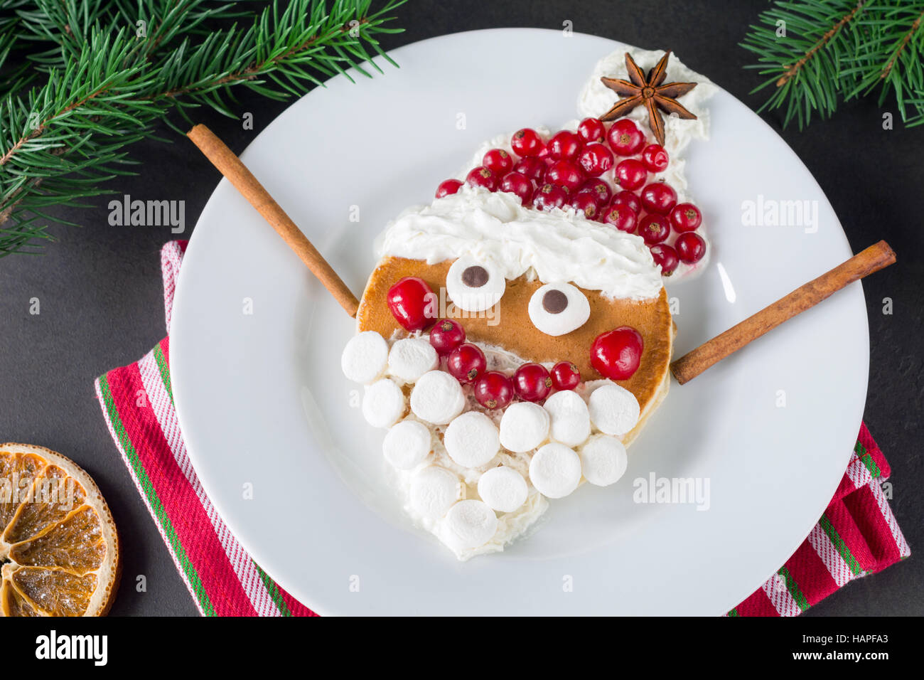 Crêpes petit déjeuner pour les enfants de Noël en forme de Santa Banque D'Images