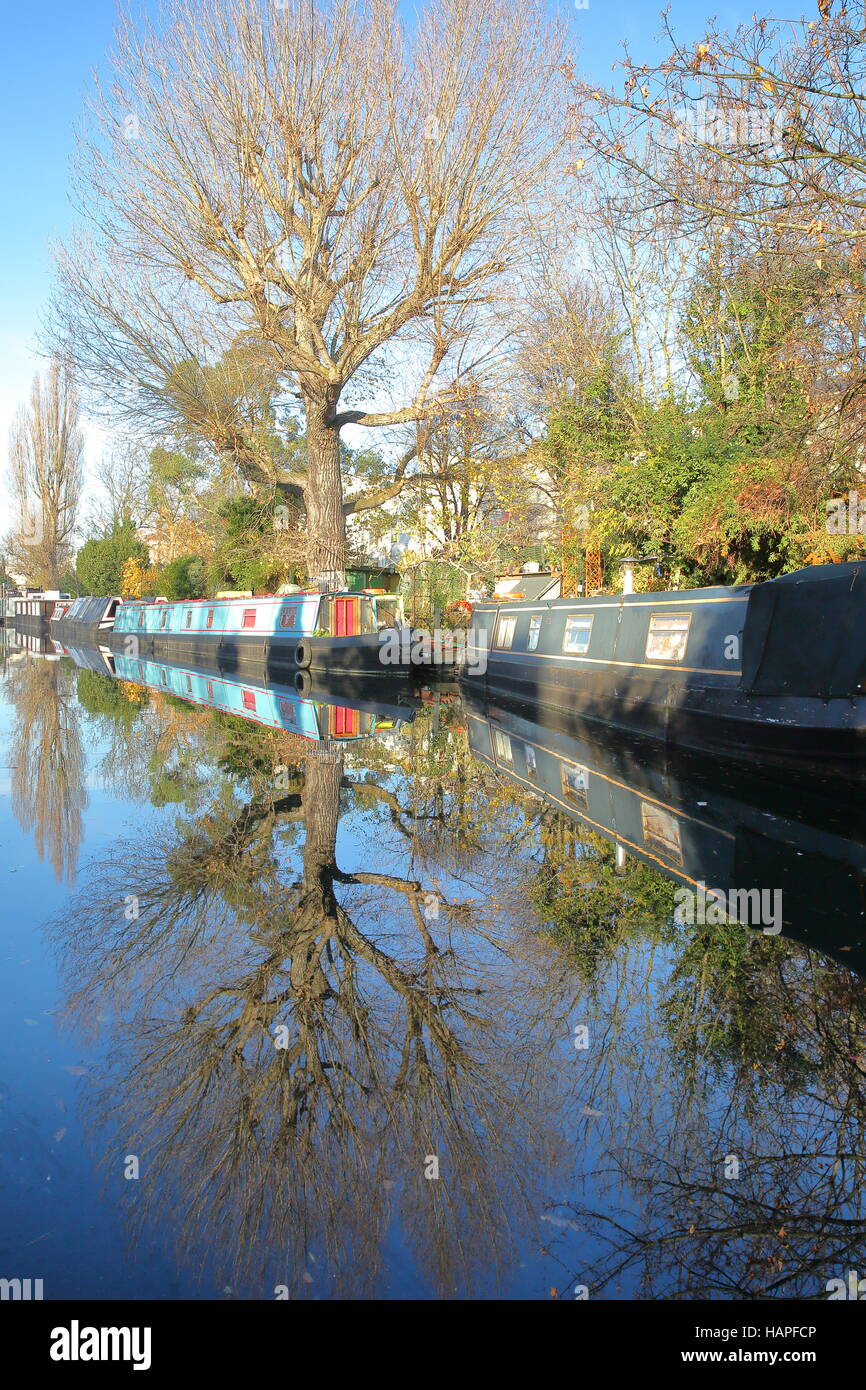 LONDON, UK : réflexions dans la petite Venise avec des barges le long des canaux Banque D'Images