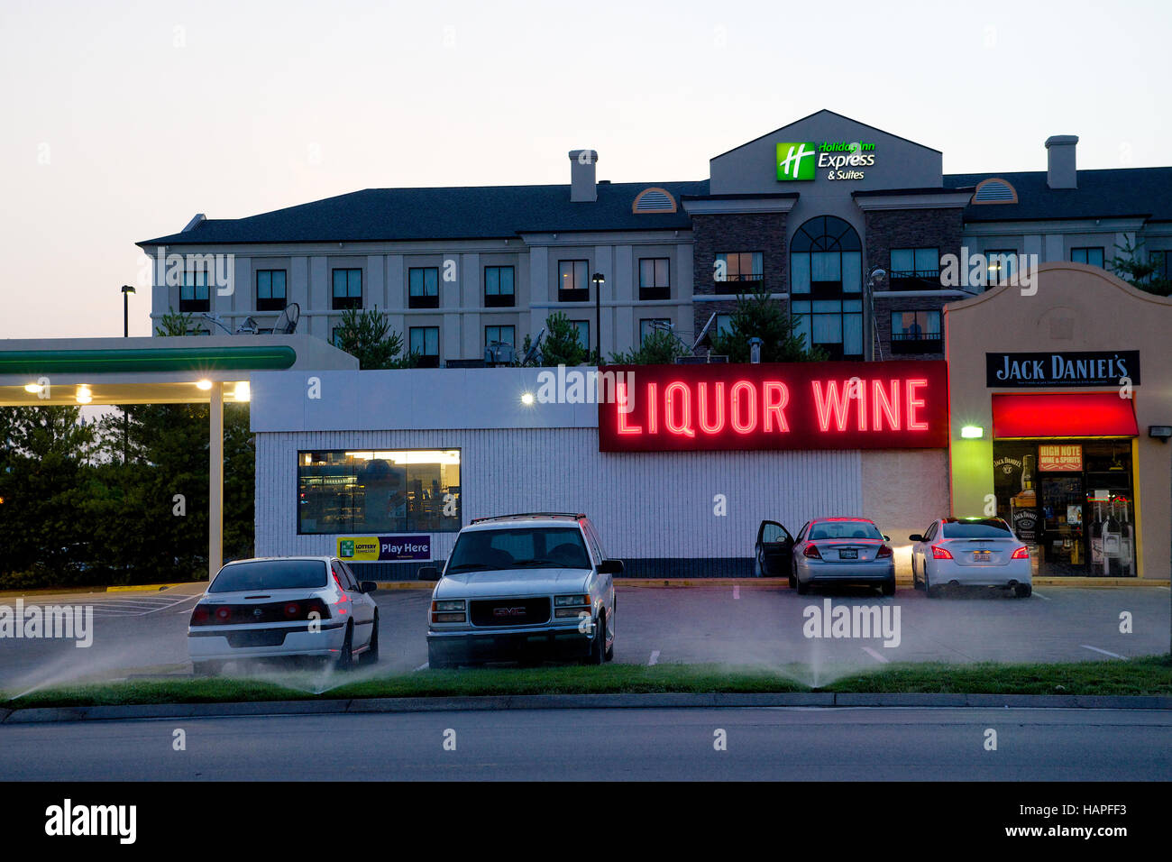 Liquor Store sur Music Valley Drive, New York, USA. Banque D'Images