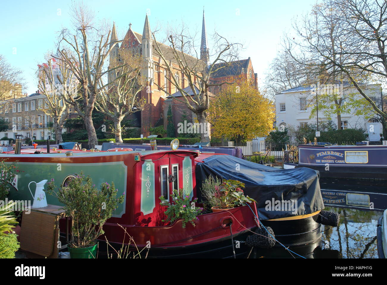 LONDON, UK : Petite Venise avec des barges le long des canaux et Église catholique apostolique dans l'arrière-plan Banque D'Images
