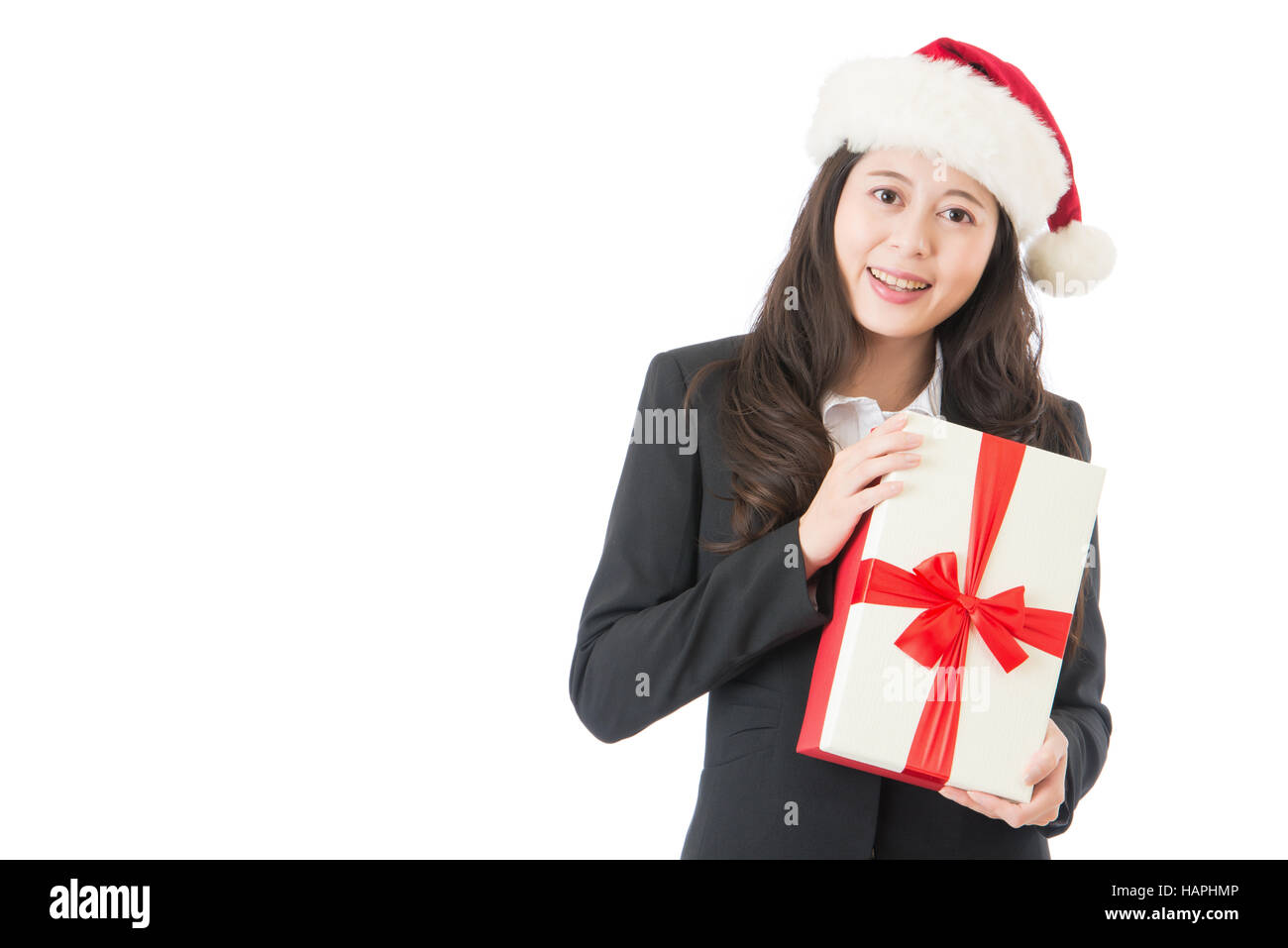 Cadeaux de Noël présent. asian business woman showing et donner cadeau rouge avec ruban. Libre d'isolé sur fond blanc. Banque D'Images