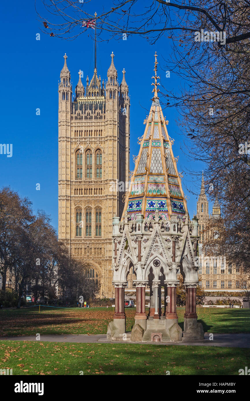 Londres, Westminster La Fontaine Mémorial Buxton néogothique à Victoria Tower Gardens, avec la Tour Victoria dans l'arrière-plan Banque D'Images