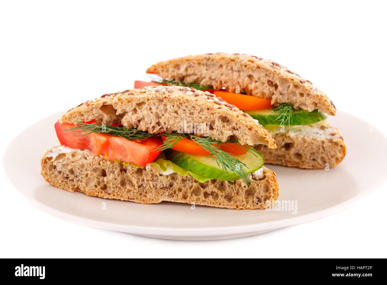 Sandwiches avec des légumes frais et du fromage sur la plaque. Banque D'Images