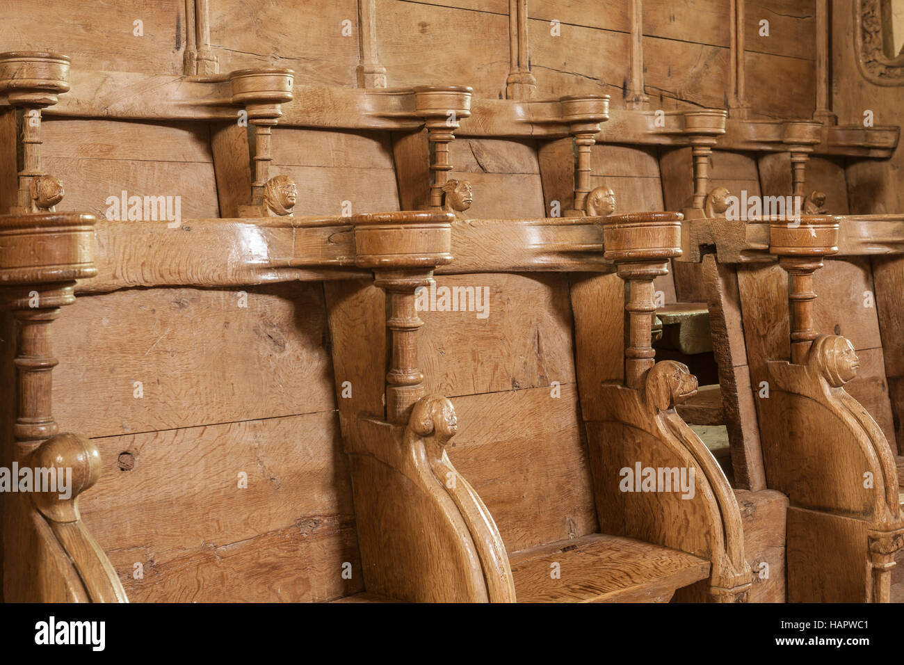 Des stalles en bois sculpté du 14ème siècle dans l'église de Saint Jean l'Evangeliste. Il se trouve dans le petit village de barre le regulier dans la région du Morvan Banque D'Images