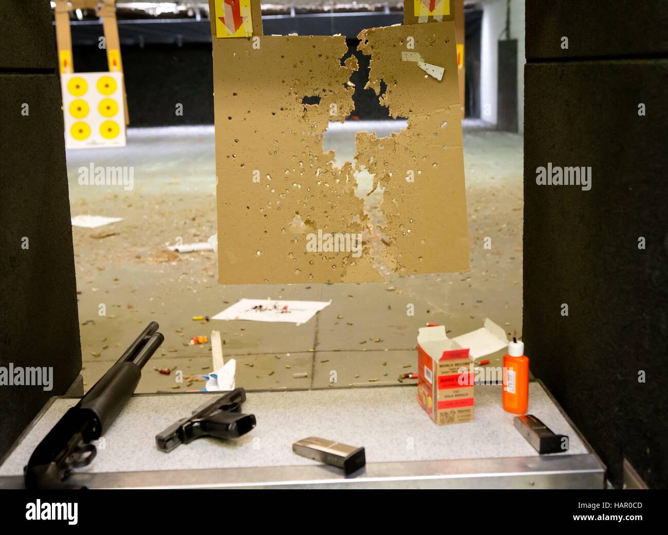 Cartouche de fusil de chasse en carton Banque de photographies et d