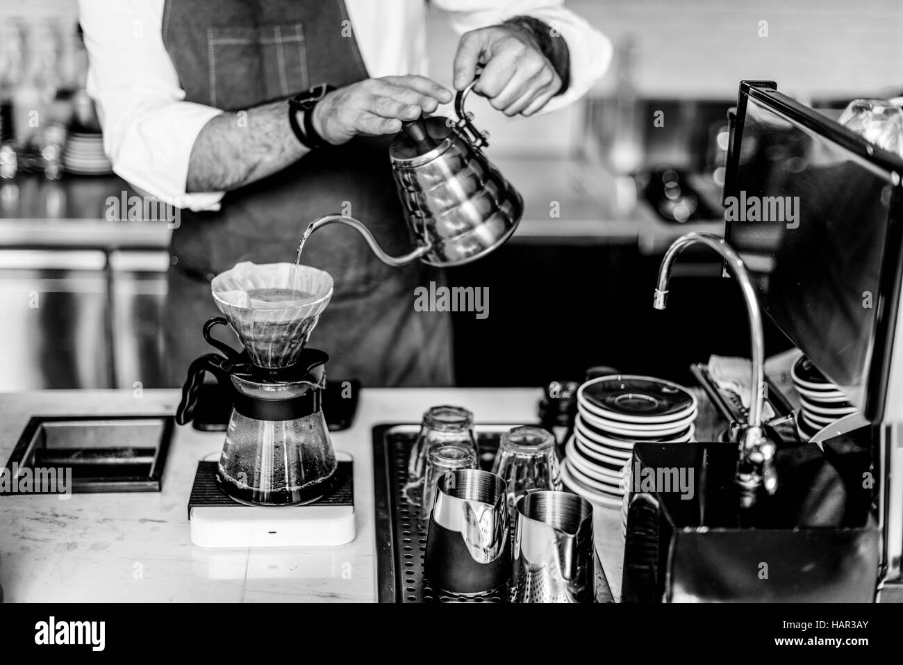 Afin de préparer le café barista Concept Banque D'Images