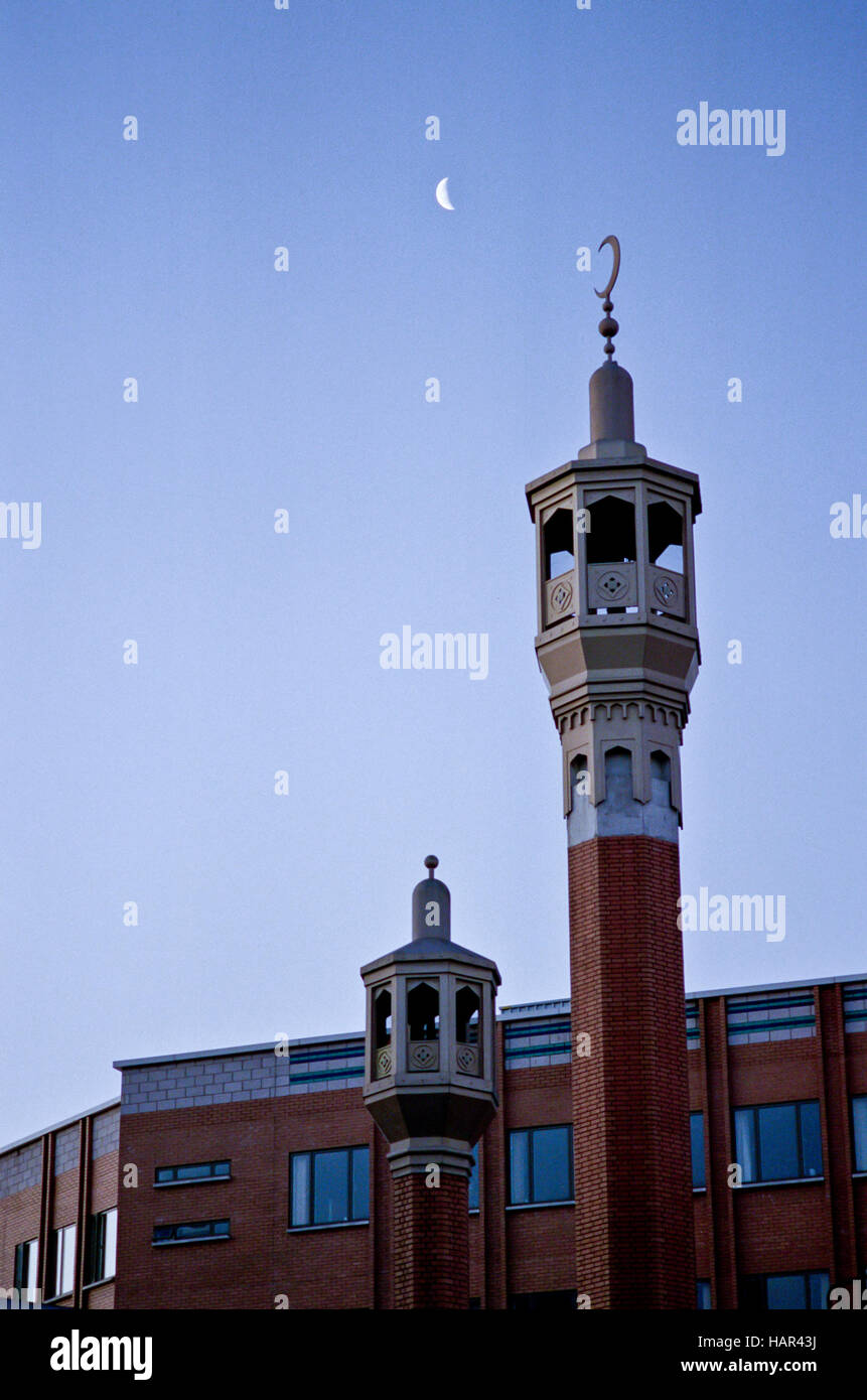 East London Mosque minarets avec croissant de lune à l'aube, Whitechapel High Street, East End, Londres Banque D'Images