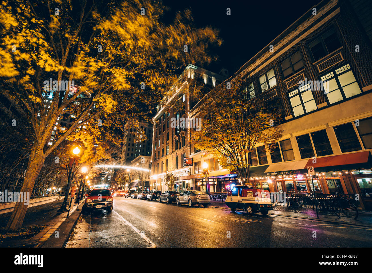 Granby Street la nuit, à Norfolk, en Virginie. Banque D'Images