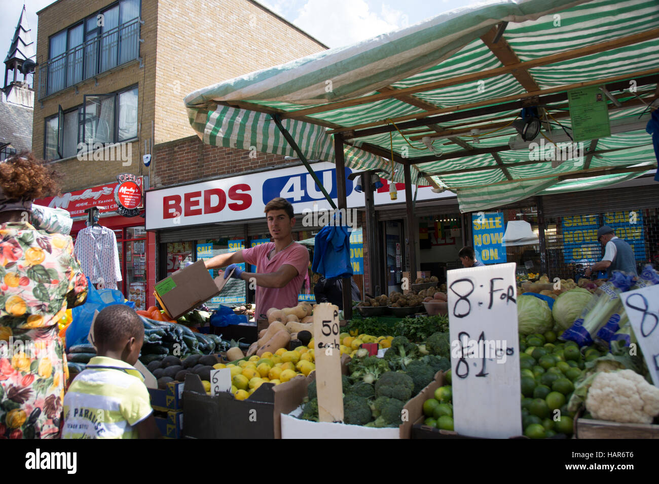 East Street Market dans Southwark London SE17. Échoppe de marché la vente de fruits et légumes frais sur le marché local, alias le lane Banque D'Images