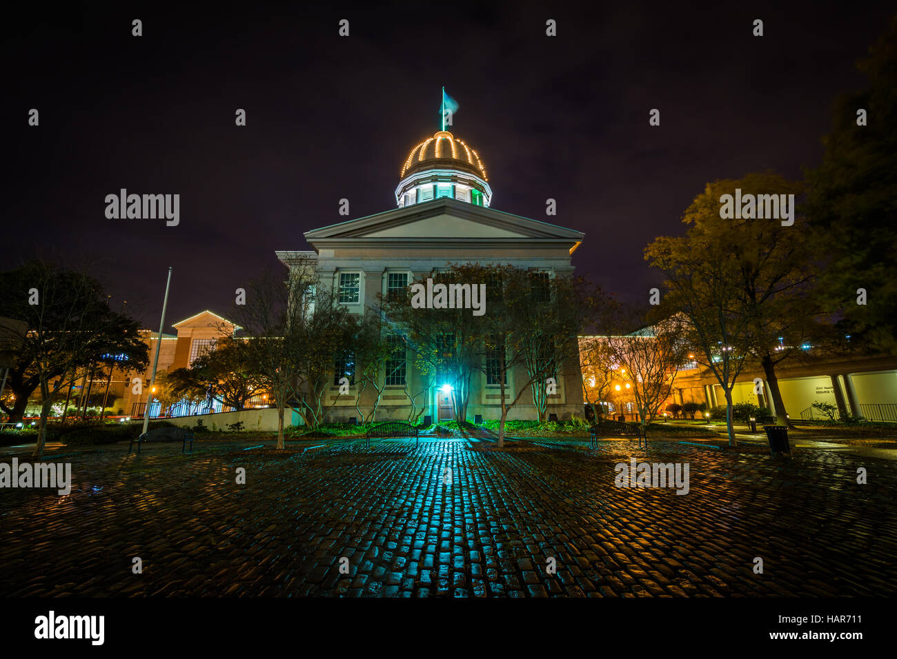 Le Macarthur Memorial Museum de nuit, à Norfolk, en Virginie. Banque D'Images