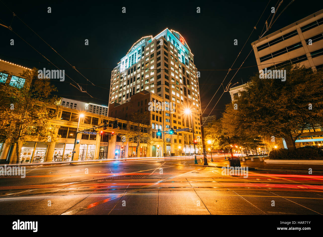 L'intersection de l'Avenue Hôtel de Ville et de Monticello Avenue au soir, au centre-ville de Norfolk, Virginie. Banque D'Images