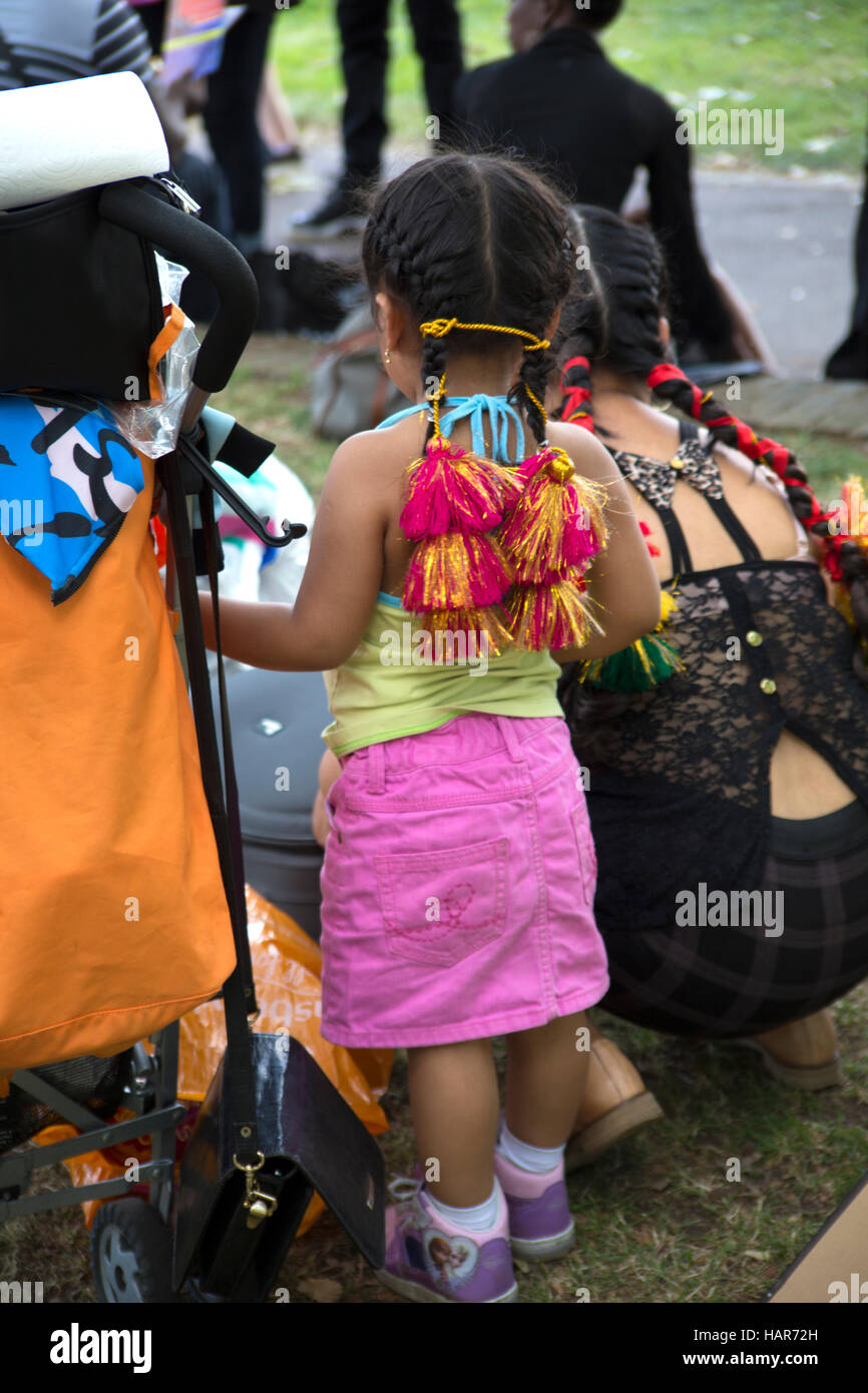 Plaza Latina Festival, Southwark London (Royaume-Uni) Mère et fille à se préparer pour le défilé près de East Street Market Banque D'Images