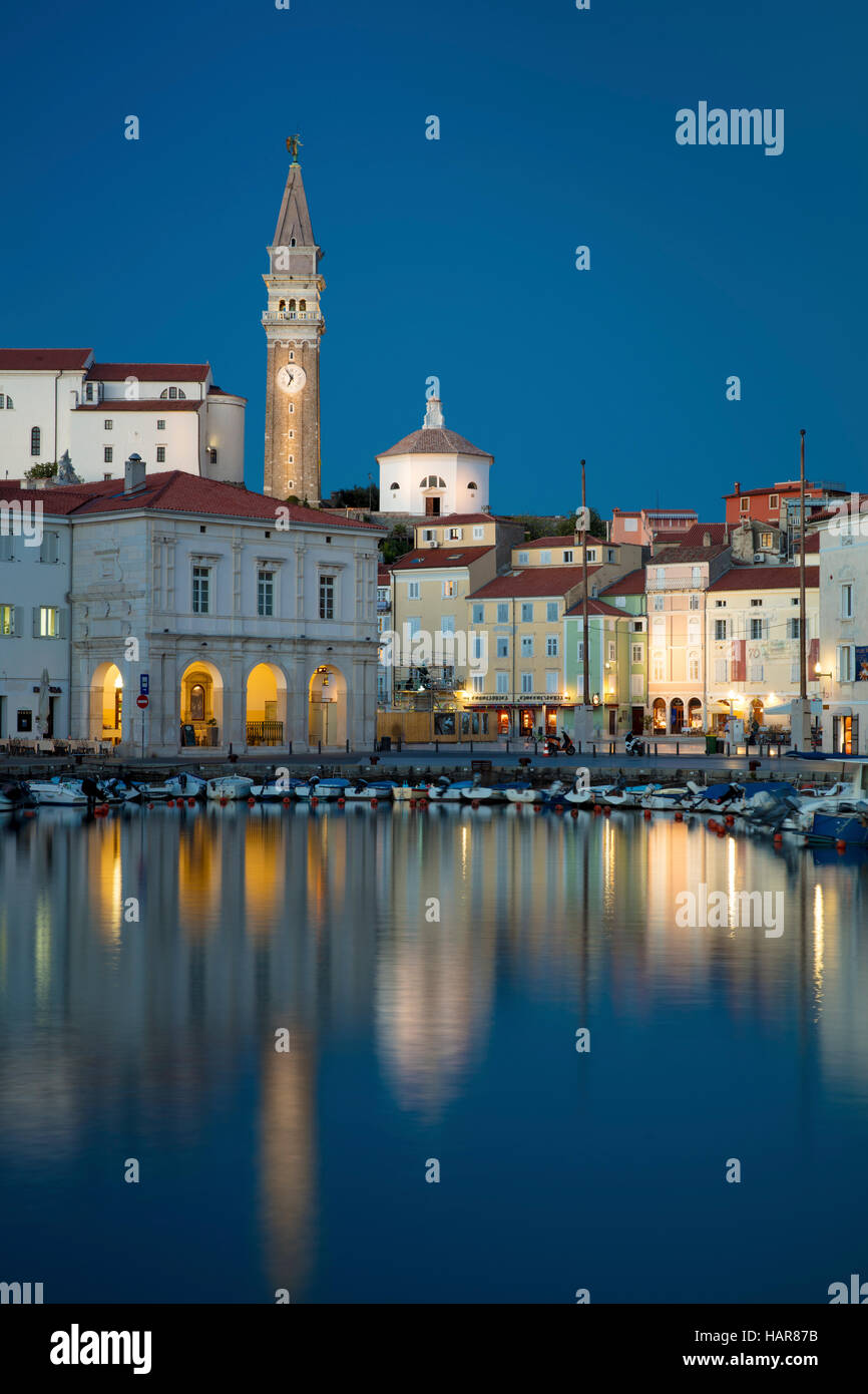 Plus de crépuscule Marina, flèche de l'église paroissiale de Saint Georges et du centre-ville (Tartinijev trg), Piran, Slovénie Primorska, Banque D'Images