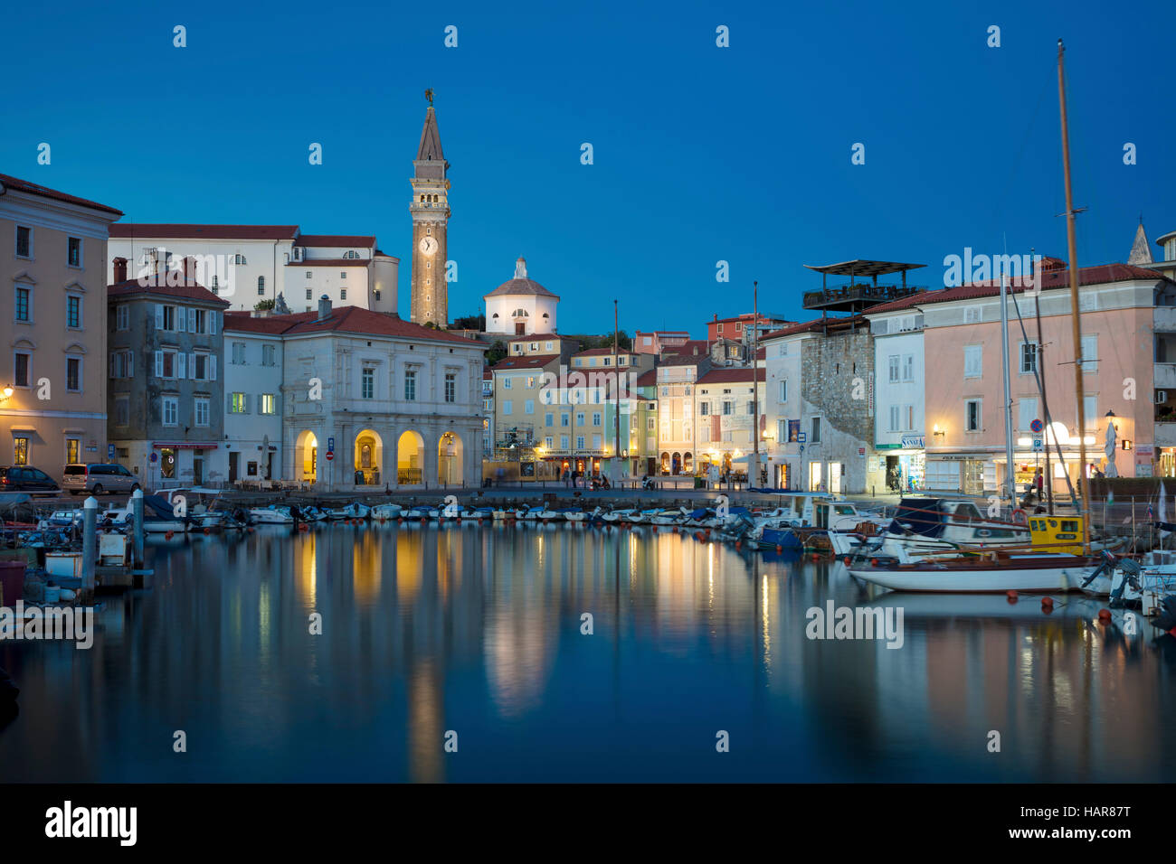 Plus de crépuscule Marina, flèche de l'église paroissiale de Saint Georges et du centre-ville (Tartinijev trg), Piran, Slovénie Primorska, Banque D'Images