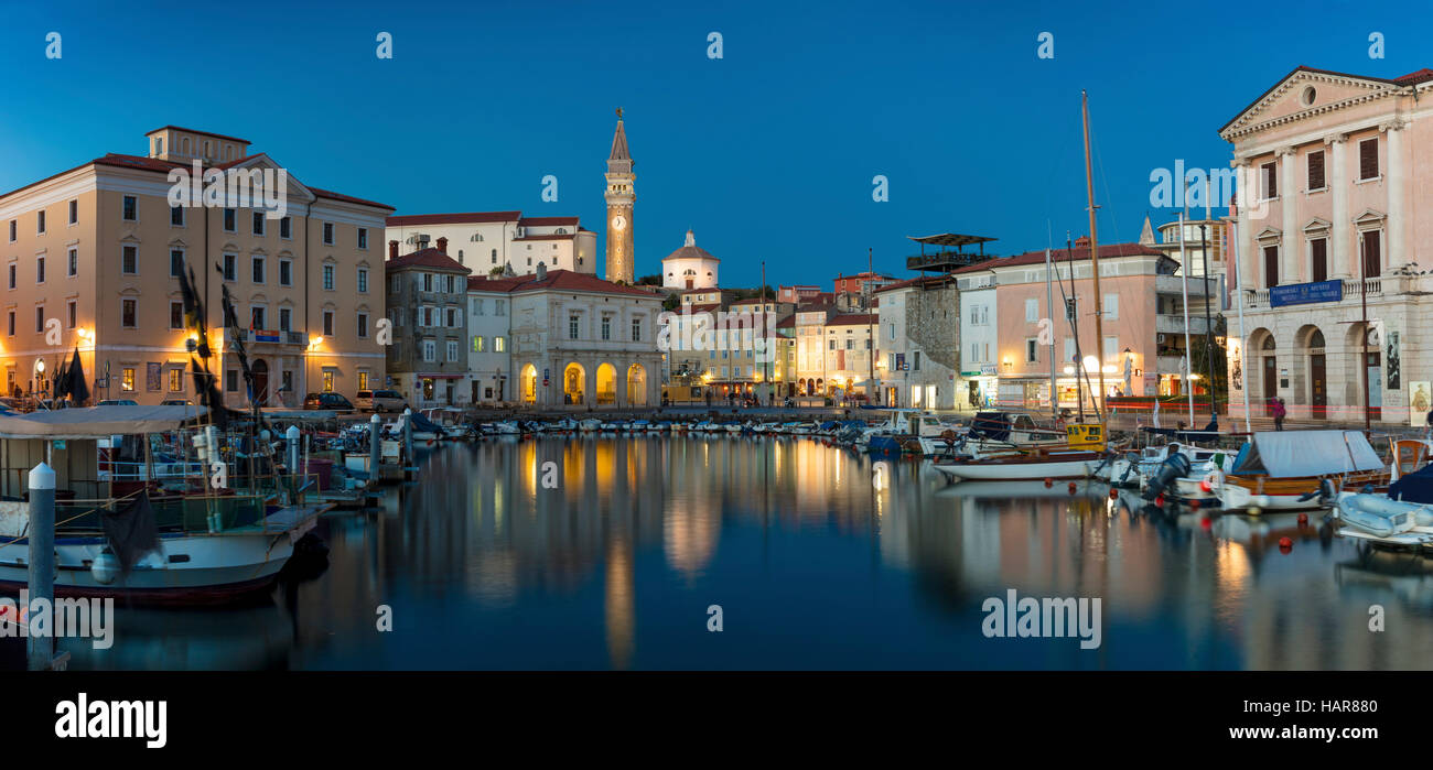 Plus de crépuscule Marina, flèche de l'église paroissiale de Saint Georges et du centre-ville (Tartinijev trg), Piran, Slovénie Primorska, Banque D'Images