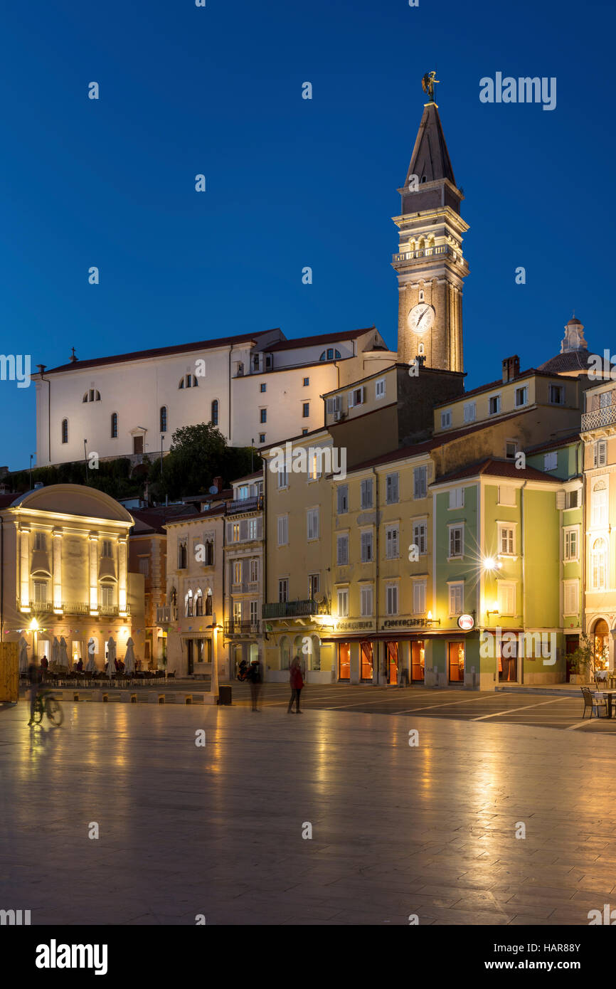 Twilight sur St George's Parish Church et du centre-ville (Tartinijev trg), Piran, Slovénie Primorska, Banque D'Images