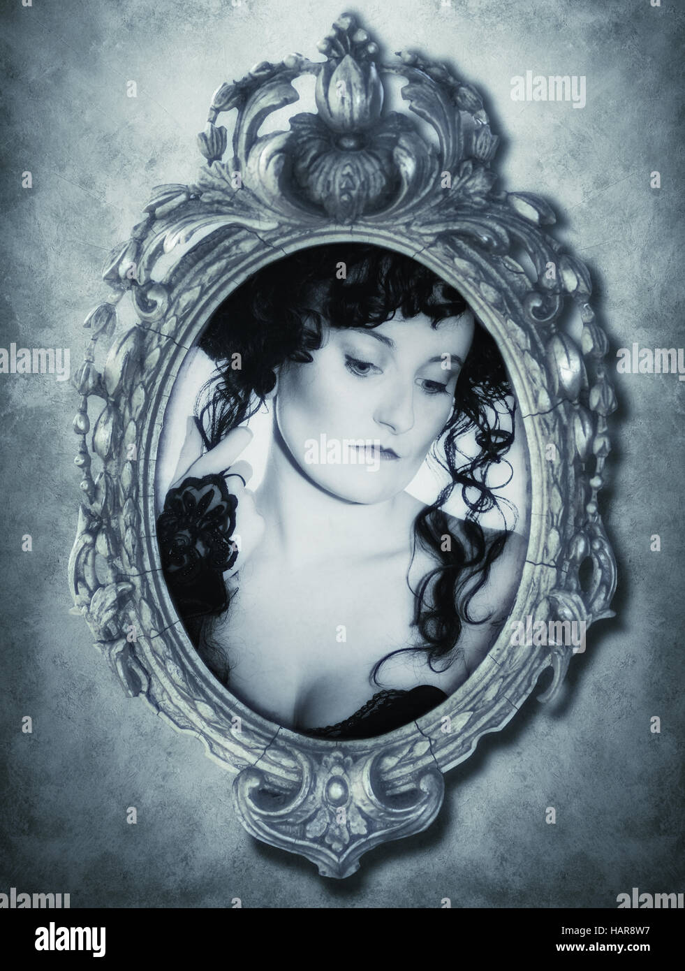Portrait de femme gothique en miroir - ton bleu Banque D'Images