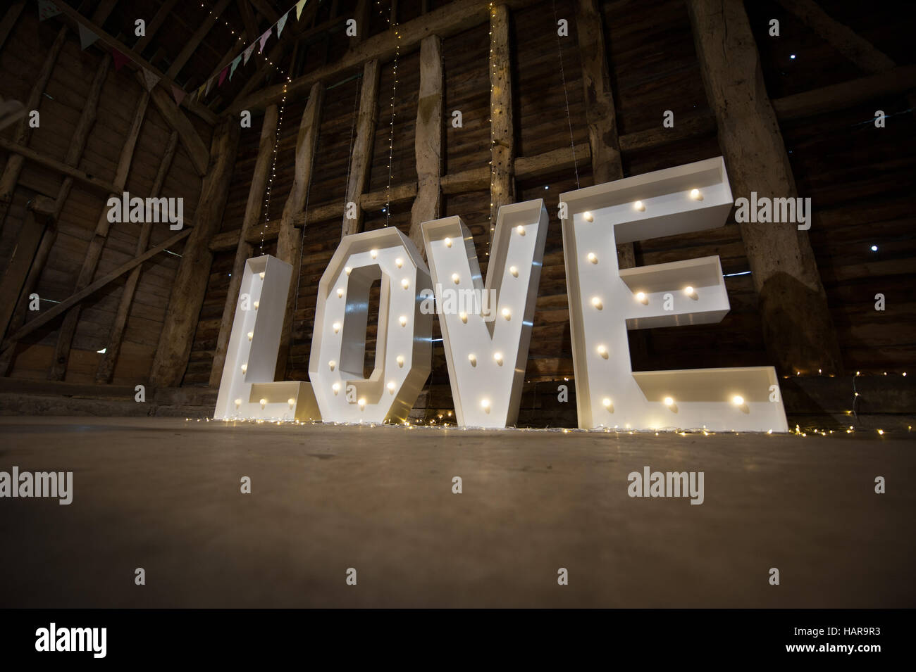Lettres de signe d'amour en basse lumière Barn pour ce romantique pour les mariages Banque D'Images