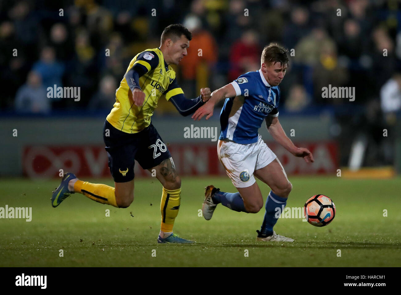 Oxford United's Marvin Johnson (à gauche) et Macclesfield Town's Jack Mackreth (à droite) bataille pour la balle durant l'unis en FA Cup, deuxième tour à Moss Rose, Macclesfield. Banque D'Images