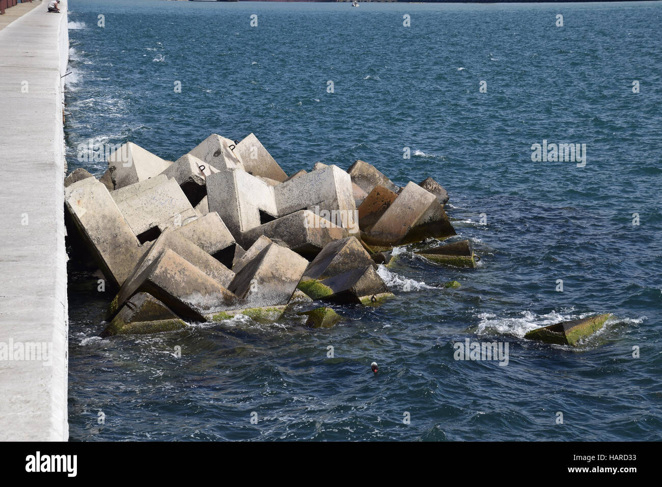 Blocs de brise-lames dans le port. Le brise-lames de figures de pierre  rectangulaire Photo Stock - Alamy