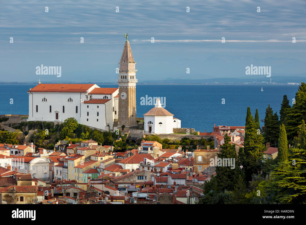 L'aube vue sur l'église paroissiale de St George et de la vieille ville de Piran, Slovénie Primorska, Banque D'Images