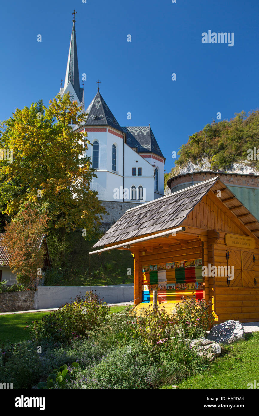 La création de ruche miel à des fins médicinales en dessous de l'église paroissiale de Saint Martin, Bled, Haute-Carniole, Slovénie Banque D'Images