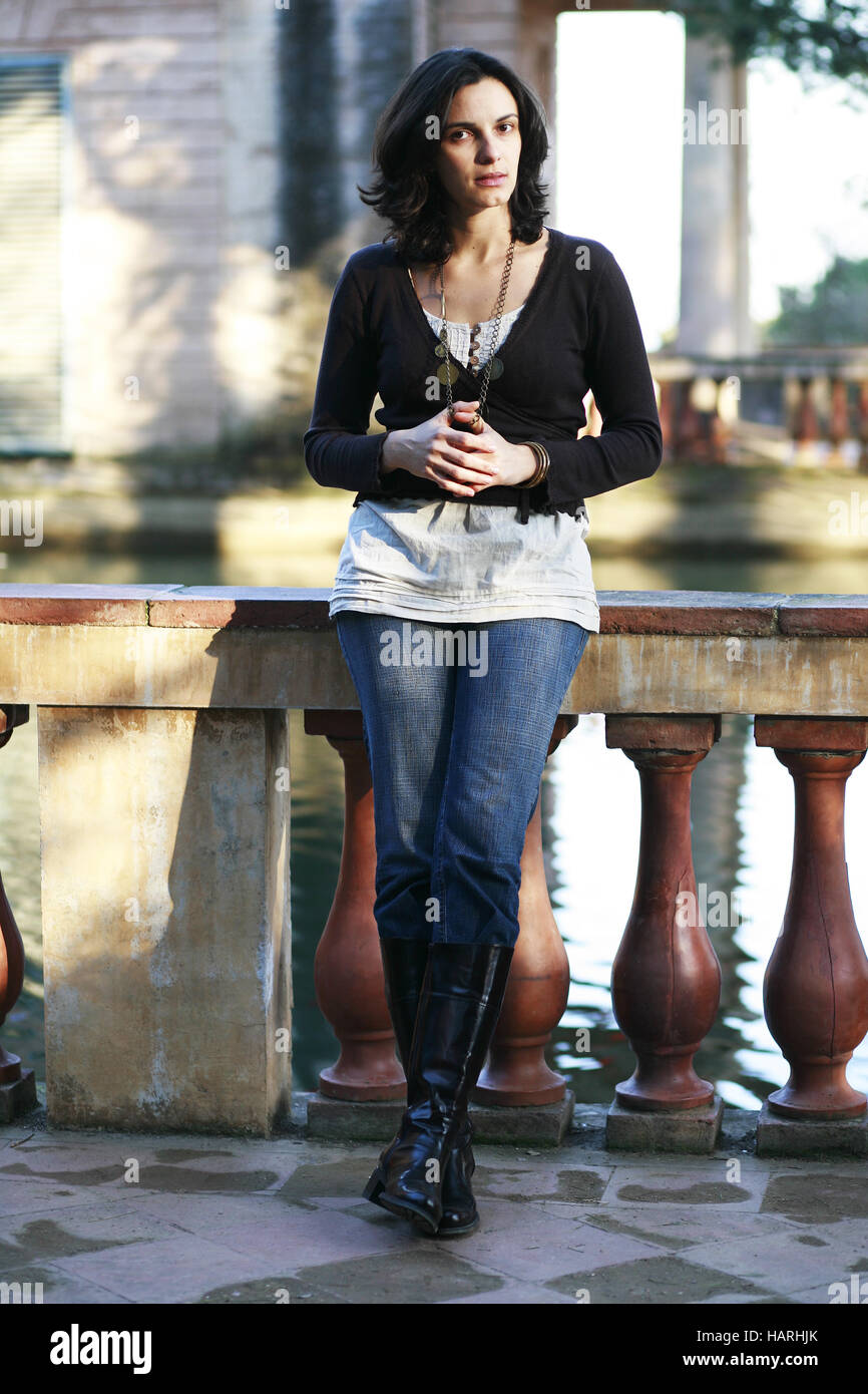 Jeune femme au jardin Banque D'Images