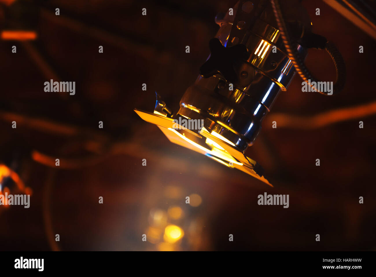 Projecteur, corps en métal brillant monté au-dessus de la scène Banque D'Images