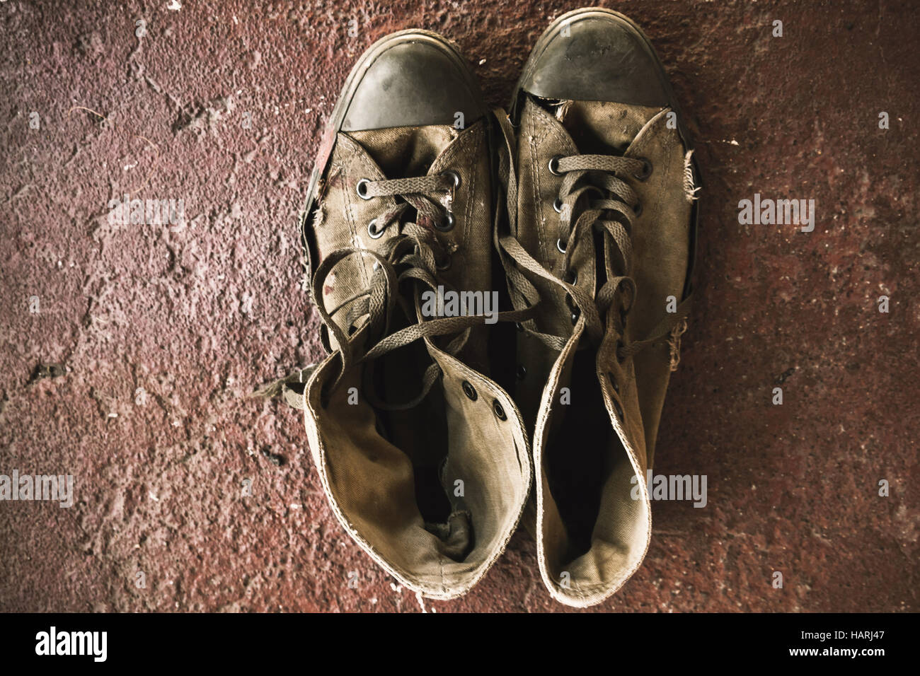 Les vieilles chaussures de se tenir sur un sol en béton rouge, vue du  dessus. Retro photo stylisée avec filtre de correction tonale, effet vieux  style instagram Photo Stock - Alamy